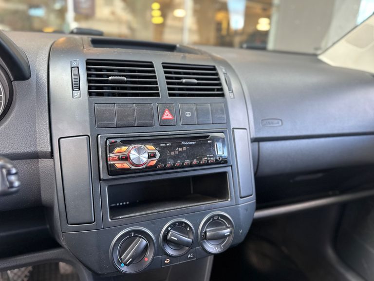 VolksWagen Polo Sedan 1.6 Mi Total Flex 8V 4p