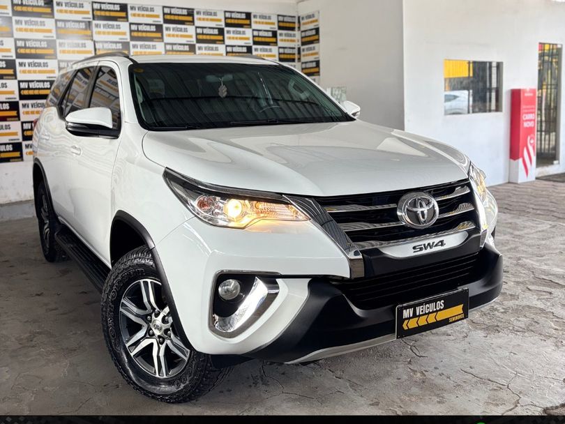 Toyota Hilux SW4 SR 4x2 2.7/ 2.7 Flex 16V Aut.