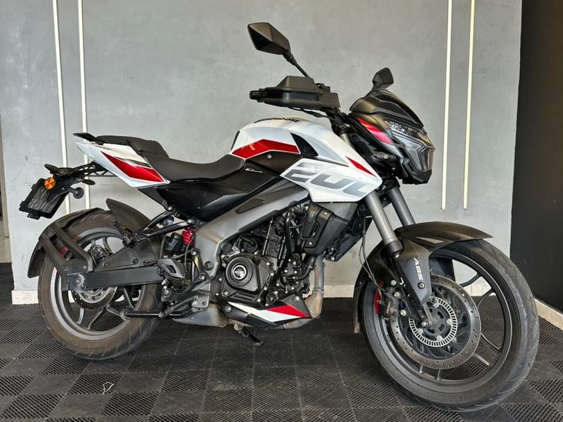 BAJAJ DOMINAR NS200