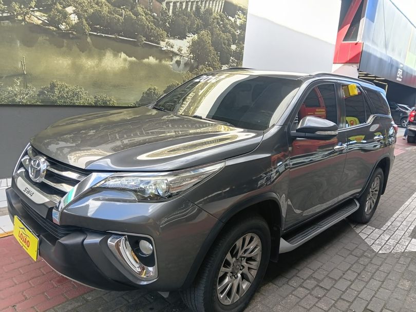Toyota Hilux SW4 SRX 4x4 2.8 TDI 16V Dies. Aut.