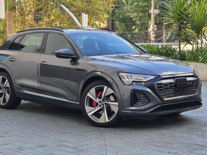 Audi Q8 E-TRON Launch Edition (Elétrico)