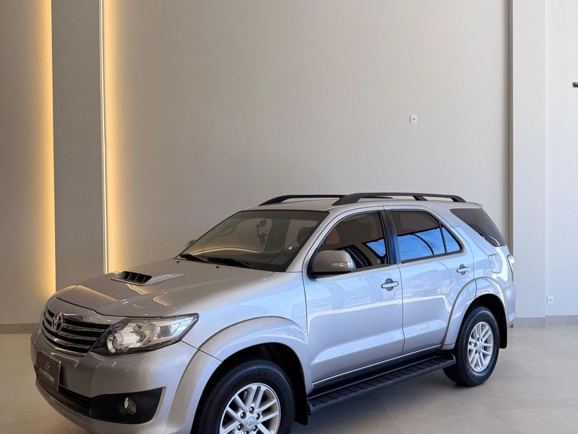 Toyota Hilux SW4 SRV D4-D 4x4 3.0 TDI Dies. Aut