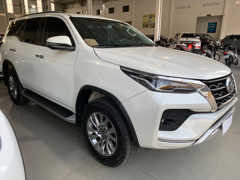 Toyota Hilux SW4 SRX 4x4 2.8 TDI 16V Dies. Aut.
