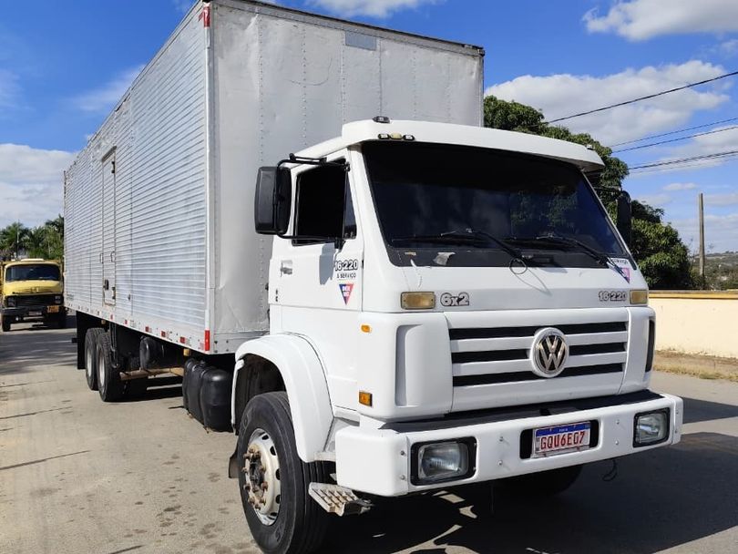 VOLKSWAGEN 16-220 T 3-Eixos 2p (diesel)