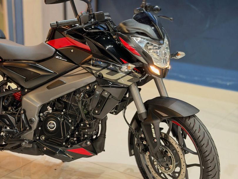 BAJAJ DOMINAR 200