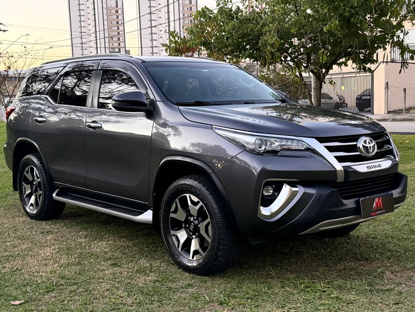 Toyota Hilux SW4 SRX Diamo. 4x4 2.8 TB Die Aut.