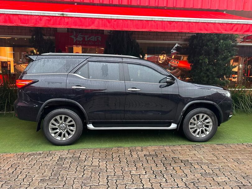 Toyota Hilux SW4 SRX 4x4 2.8 TDI 16V Dies. Aut.