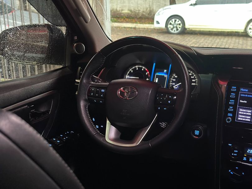 Toyota Hilux SW4 SRX 4x4 2.8 TDI 16V Dies. Aut.