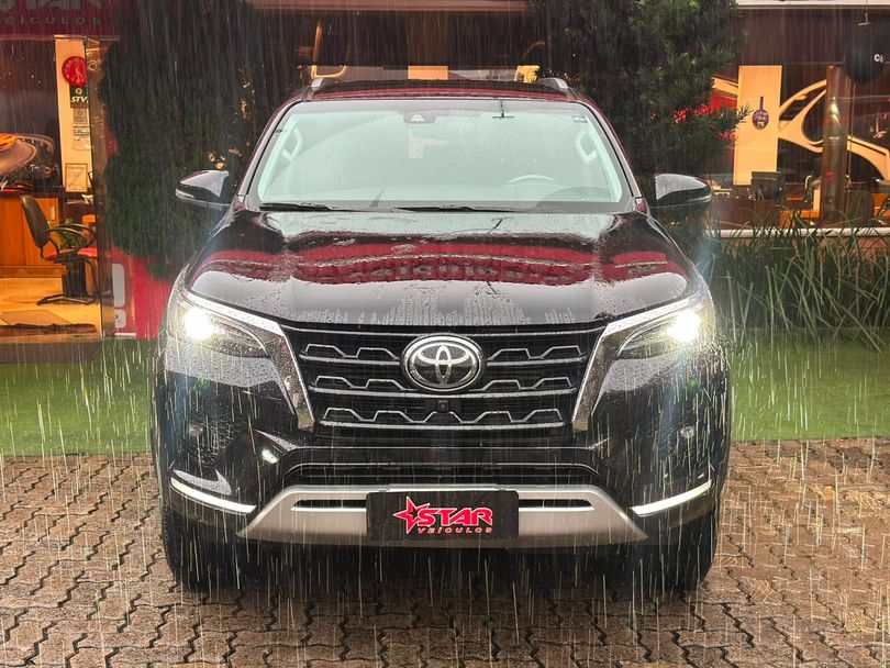 Toyota Hilux SW4 SRX 4x4 2.8 TDI 16V Dies. Aut.