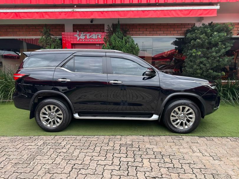 Toyota Hilux SW4 SRX 4x4 2.8 TDI 16V Dies. Aut.