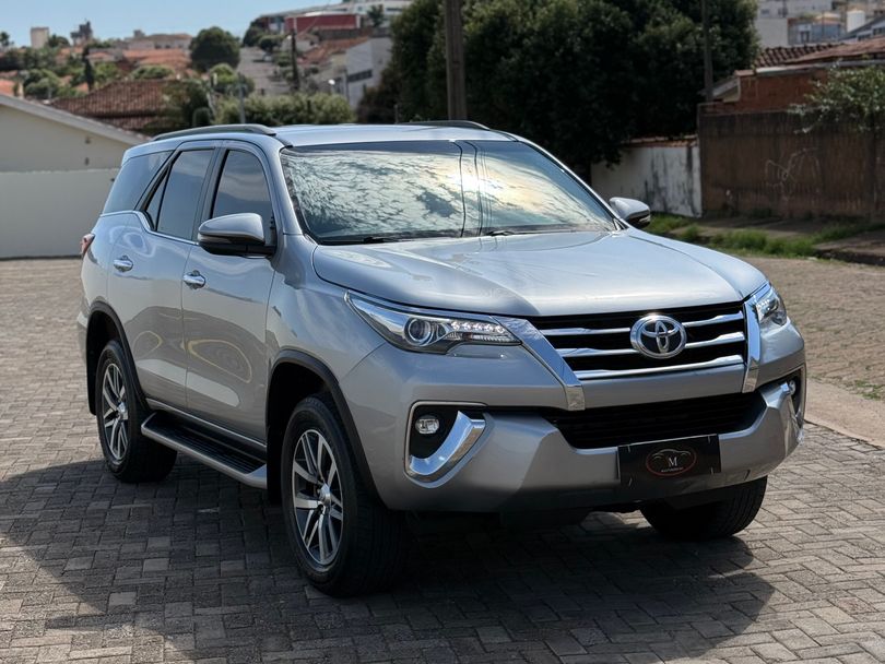 Toyota Hilux SW4 SRX 4x4 2.8 TDI 16V Dies. Aut.