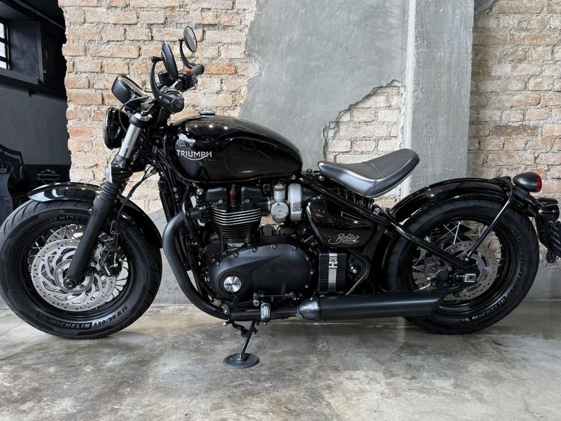 TRIUMPH BONNEVILLE BOBBER BLACK 1200cc