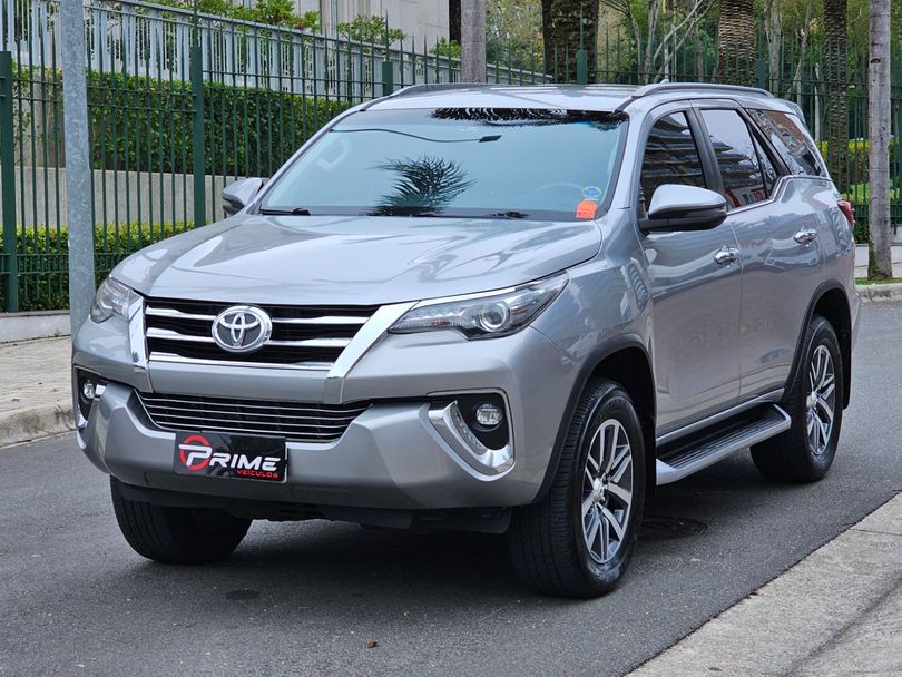 Toyota Hilux SW4 SRX 4x4 2.8 TDI 16V Dies. Aut.