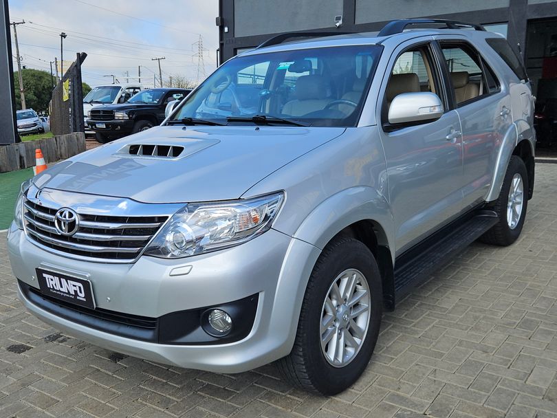 Toyota Hilux SW4 SRV D4-D 4x4 3.0 TDI Dies. Aut