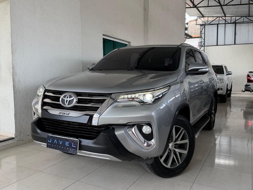 Toyota Hilux SW4 SRX 4x4 2.8 TDI 16V Dies. Aut.