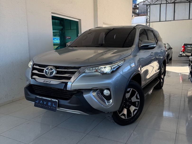 Toyota Hilux SW4 SRX 4x4 2.8 TDI 16V Dies. Aut.