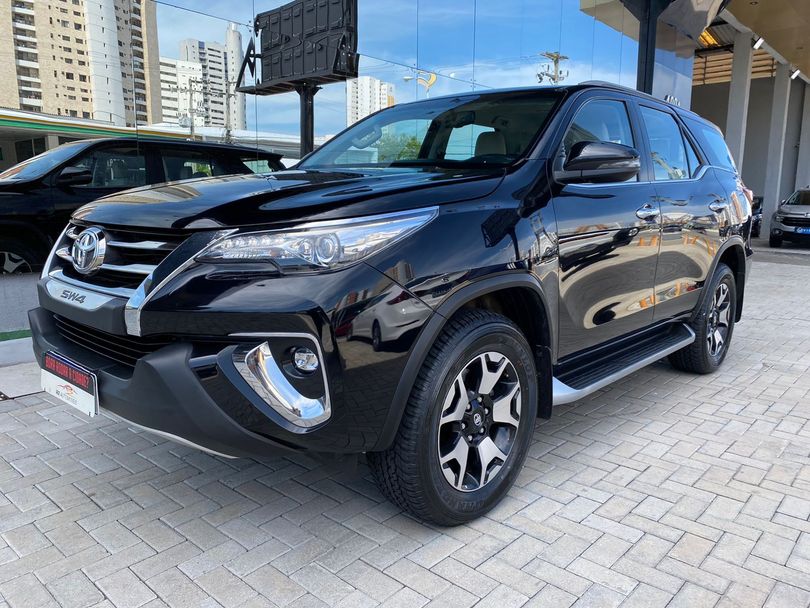 Toyota Hilux SW4 SRX Diamo. 4x4 2.8 TB Die Aut.