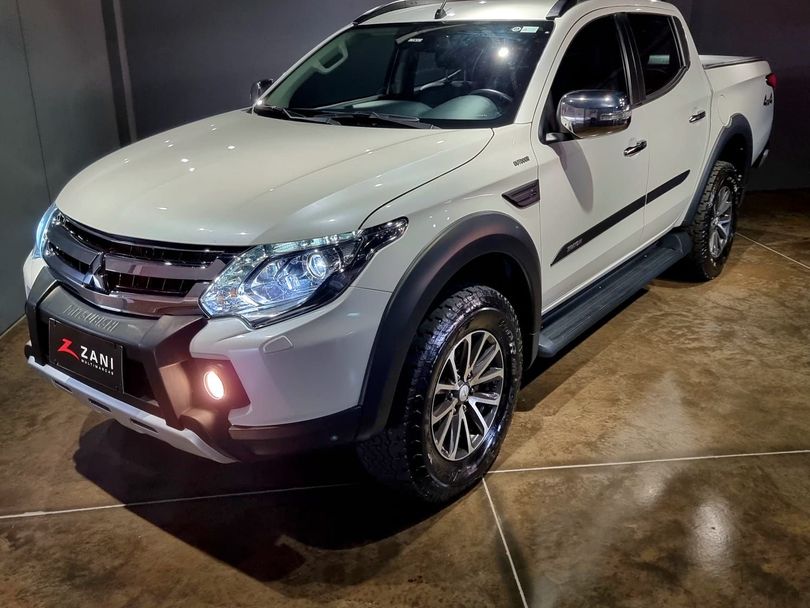 Mitsubishi L200 Tri. Outd. HPE 2.4 CD 4x4 Die. Aut.