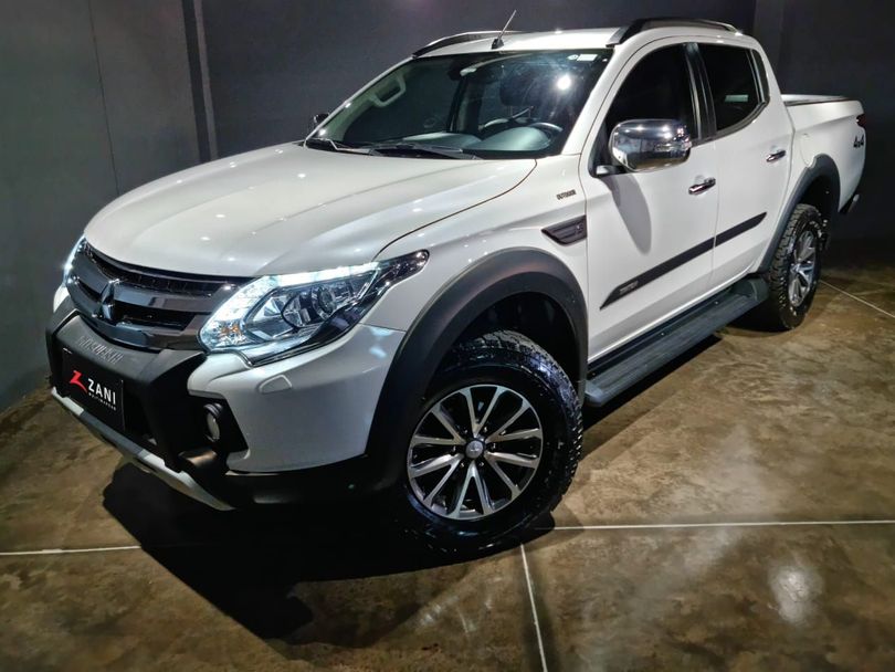 Mitsubishi L200 Tri. Outd. HPE 2.4 CD 4x4 Die. Aut.