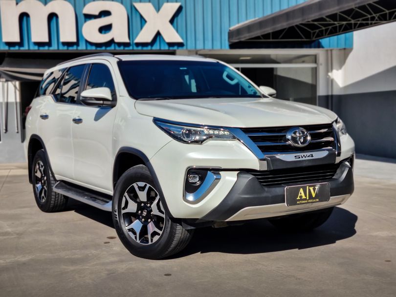 Toyota Hilux SW4 SRX Diamo. 4x4 2.8 TB Die Aut.