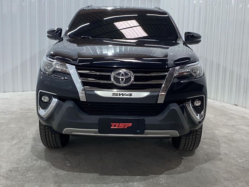 Toyota Hilux SW4 SRX Diamo. 4x4 2.8 TB Die Aut.