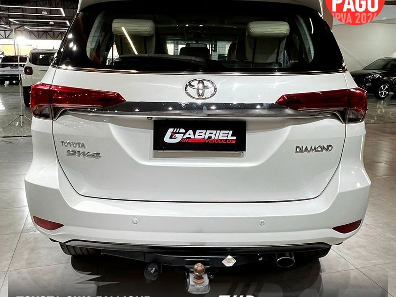 Toyota Hilux SW4 SRX Diamo. 4x4 2.8 TB Die Aut.