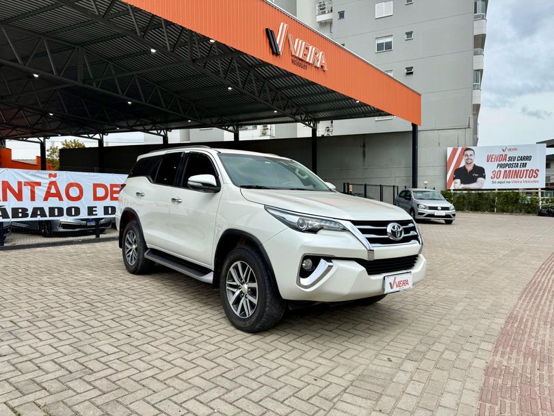 Toyota Hilux SW4 SRX 4x4 2.8 TDI 16V Dies. Aut.