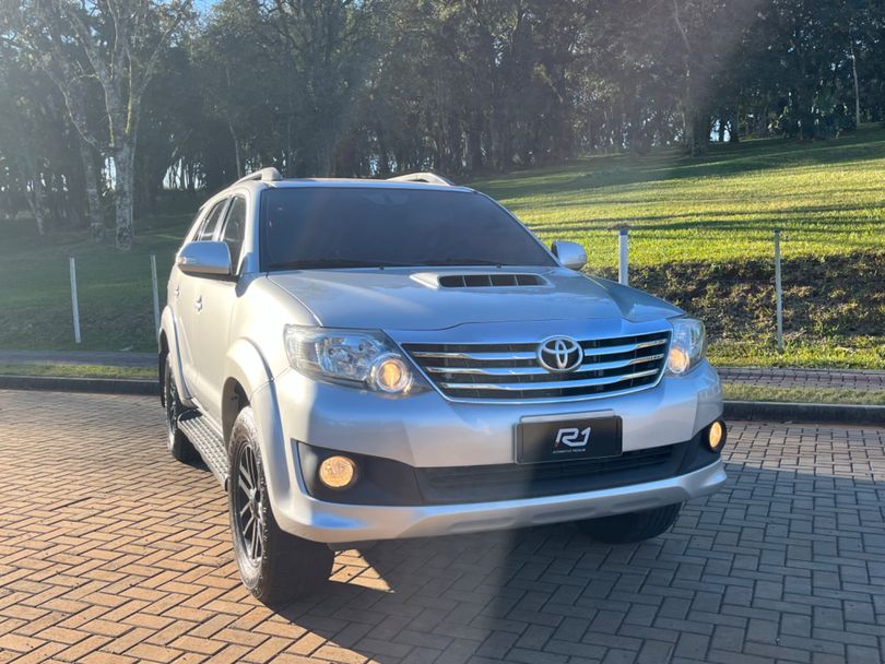 Toyota Hilux SW4 SR D4-D 4x4 3.0 TDI Dies. Aut
