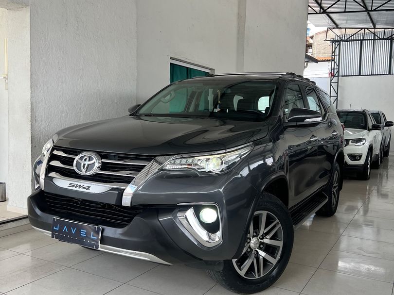 Toyota Hilux SW4 SRX 4x4 2.8 TDI 16V Dies. Aut.