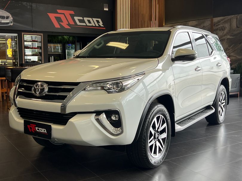 Toyota Hilux SW4 SRX 4x4 2.8 TDI 16V Dies. Aut.