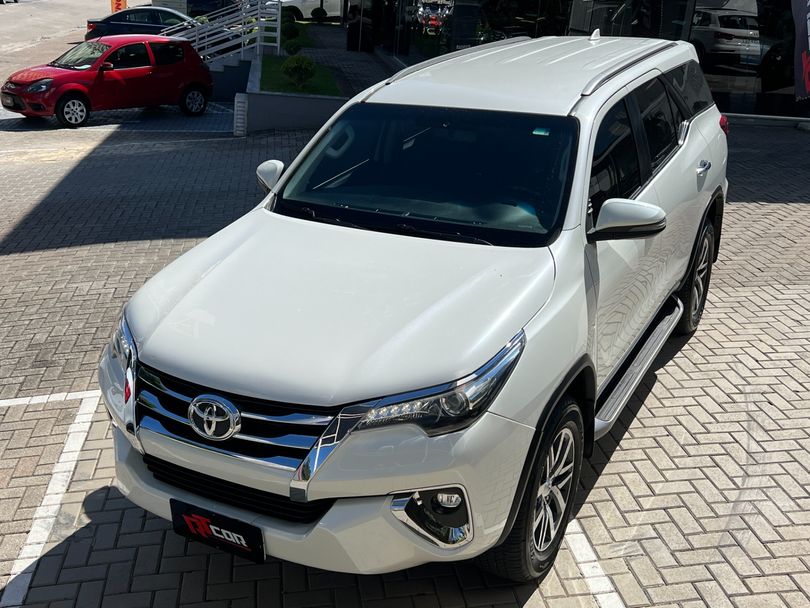 Toyota Hilux SW4 SRX 4x4 2.8 TDI 16V Dies. Aut.