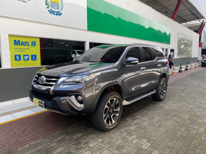 Toyota Hilux SW4 SRX 4x4 2.8 TDI 16V Dies. Aut.