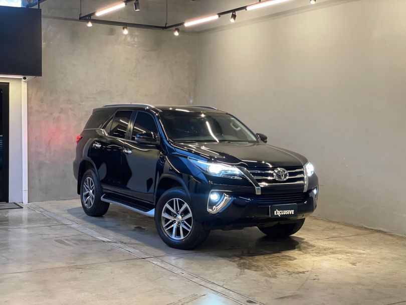 Toyota Hilux SW4 SRX 4x4 2.8 TDI 16V Dies. Aut.
