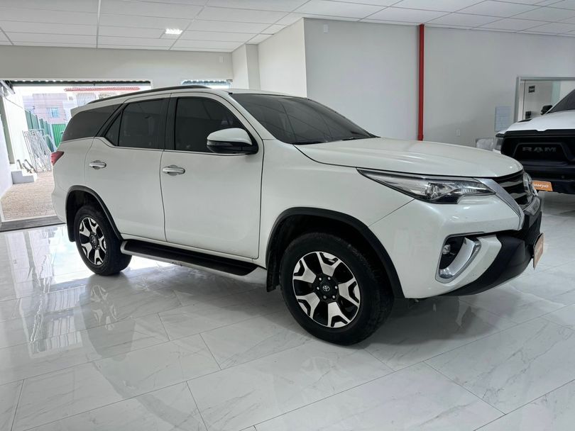 Toyota Hilux SW4 SRX Diamo. 4x4 2.8 TB Die Aut.