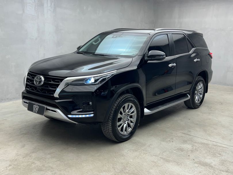 Toyota Hilux SW4 SRX 4x4 2.8 TDI 16V Dies. Aut.