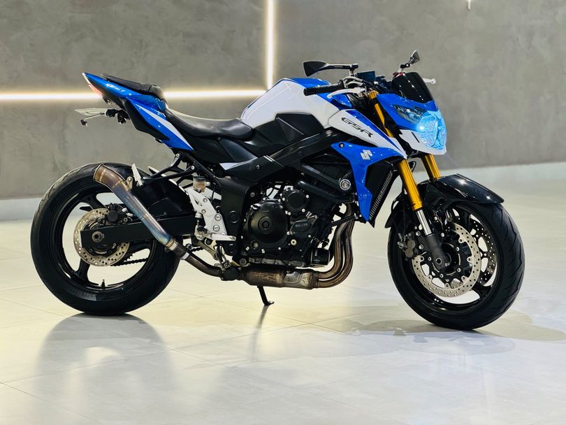 SUZUKI GSR 750