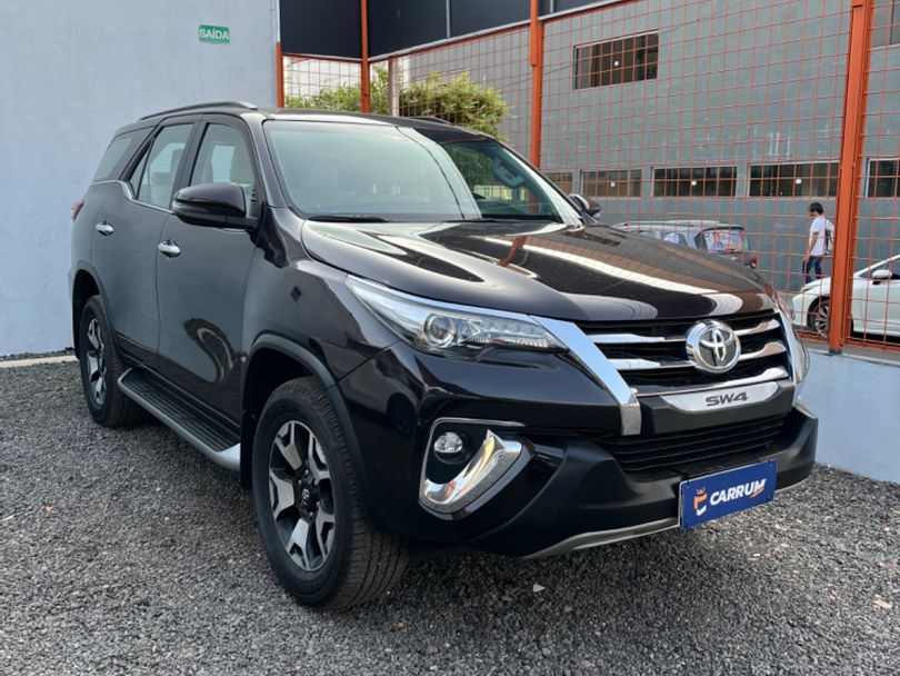 Toyota Hilux SW4 SRX Diamo. 4x4 2.8 TB Die Aut.