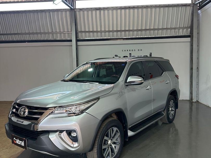 Toyota Hilux SW4 SRX 4x4 2.8 TDI 16V Dies. Aut.