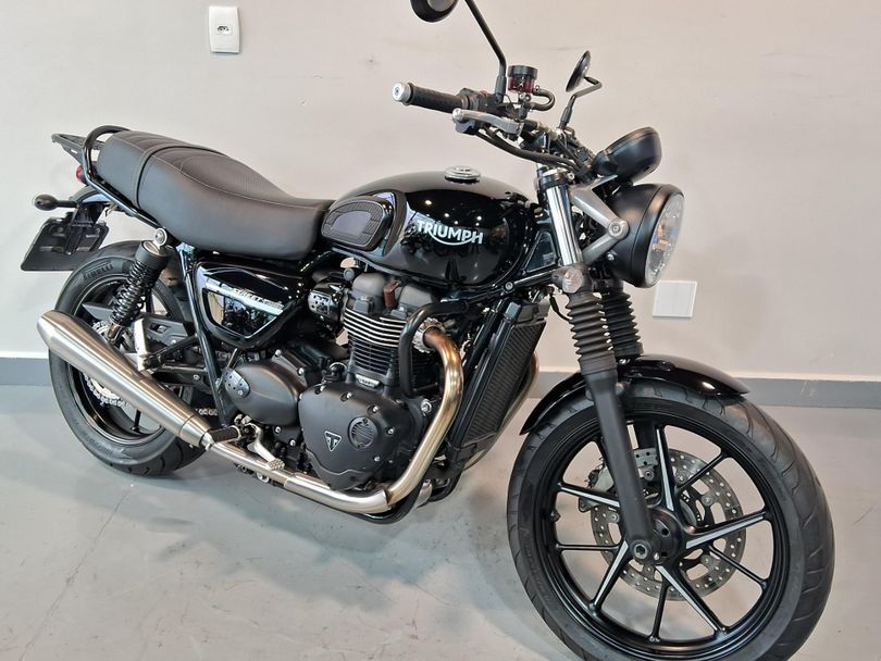 TRIUMPH STREET  TWIN 900cc