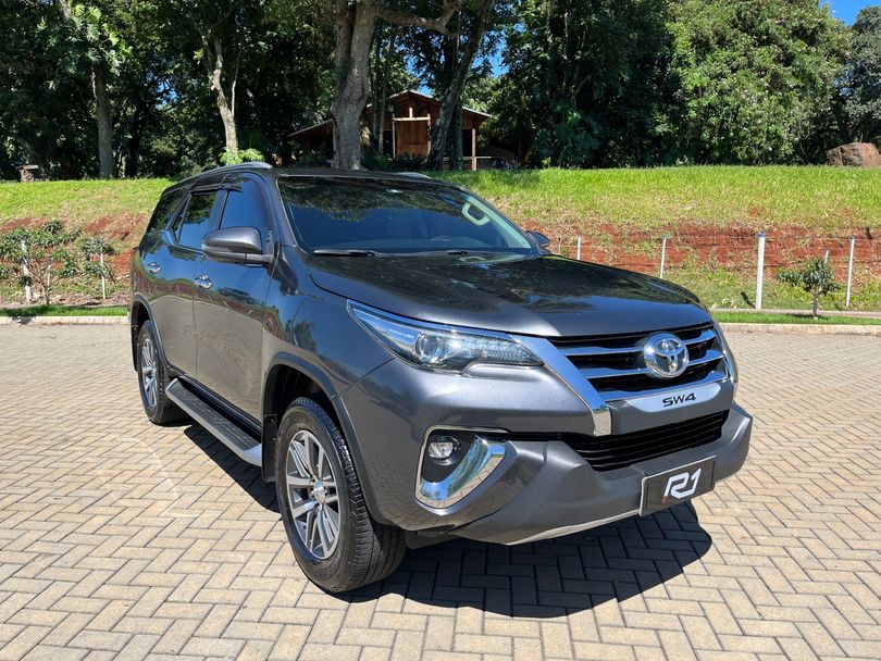 Toyota Hilux SW4 SRX 4x4 2.8 TDI 16V Dies. Aut.