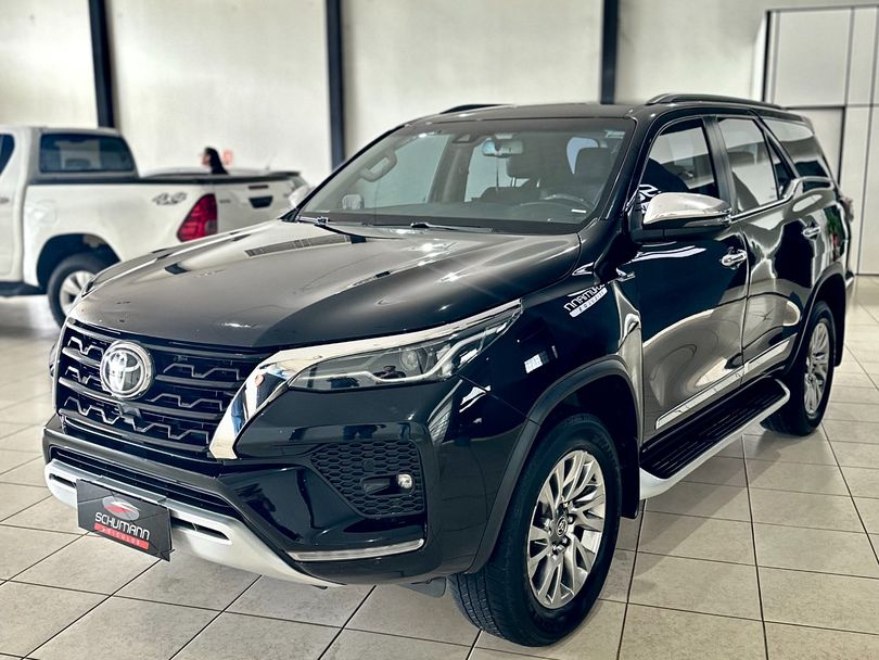 Toyota Hilux SW4 SRX 4x4 2.8 TDI 16V Dies. Aut.