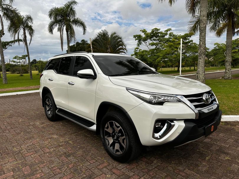 Toyota Hilux SW4 SRX Diamo. 4x4 2.8 TB Die Aut.