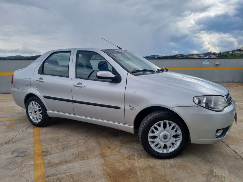 Fiat Siena HLX 1.8 mpi Flex 8V 4p