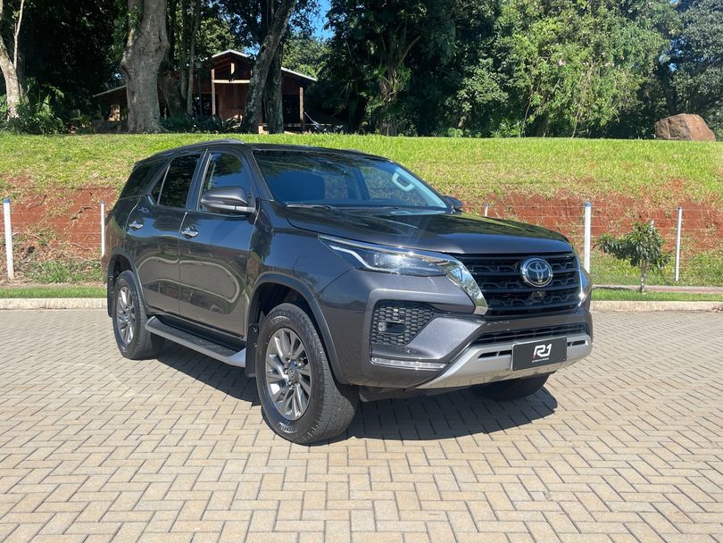 Toyota Hilux SW4 SRX 4x4 2.8 TDI 16V Dies. Aut.