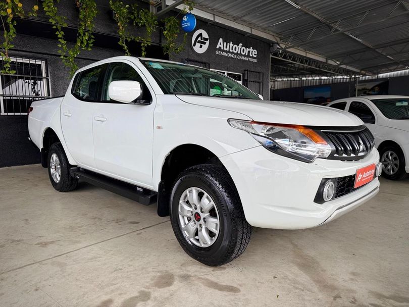 Mitsubishi L200 Tri. Outd. GLX 2.4 CD 4x4 Die. Mec.