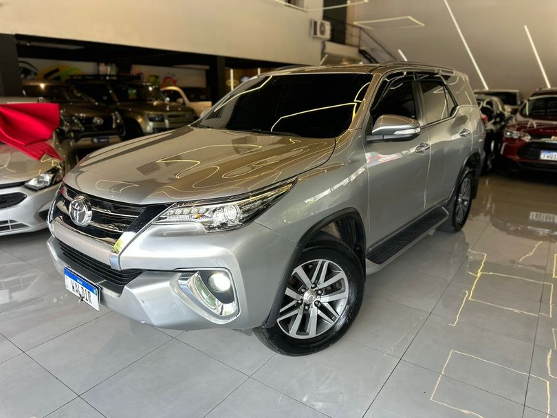 Toyota Hilux SW4 SRX 4x4 2.8 TDI 16V Dies. Aut.