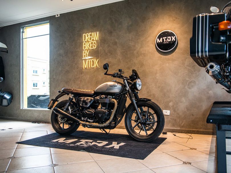 TRIUMPH STREET  TWIN 900cc