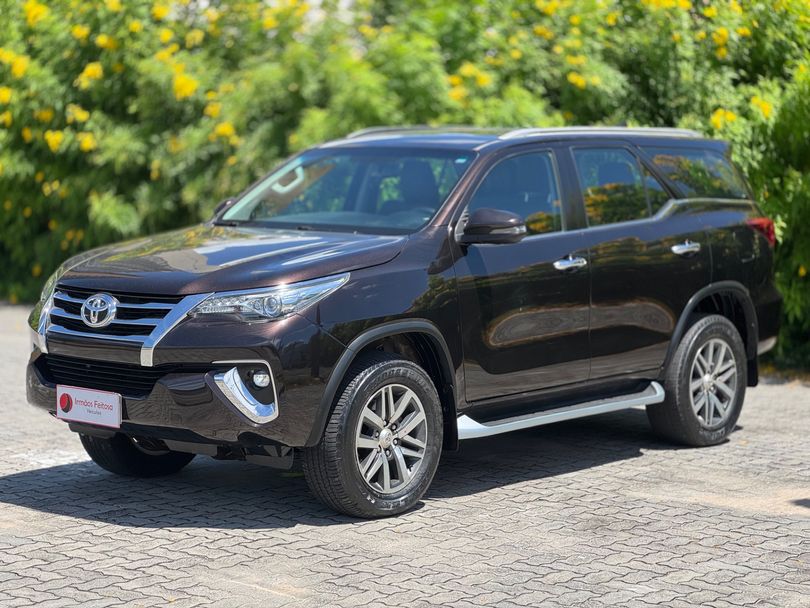 Toyota Hilux SW4 SRX 4x4 2.8 TDI 16V Dies. Aut.