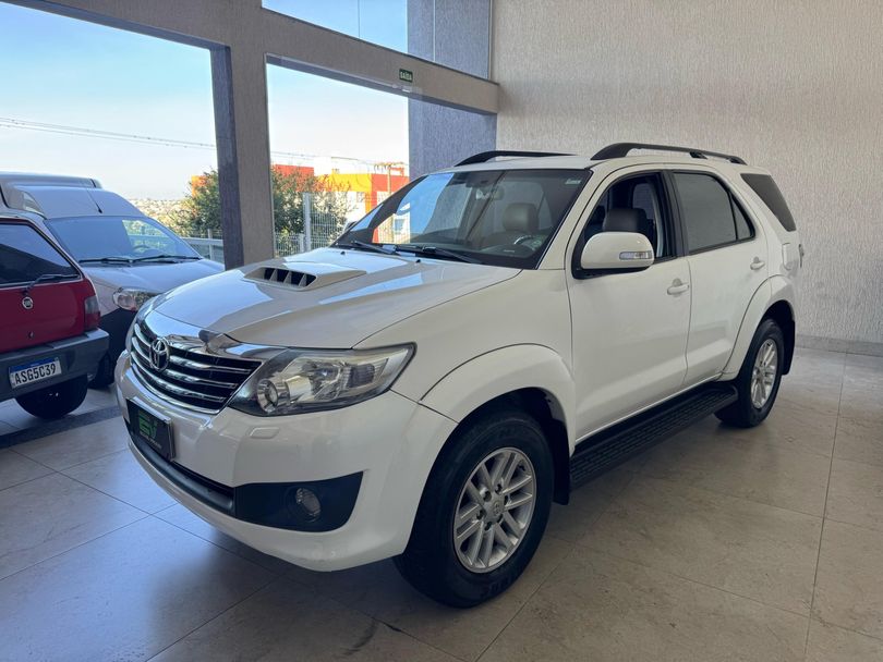 Toyota Hilux SW4 SRV D4-D 4x4 3.0 TDI Dies. Aut