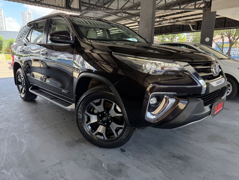 Toyota Hilux SW4 SRX Diamo. 4x4 2.8 TB Die Aut.